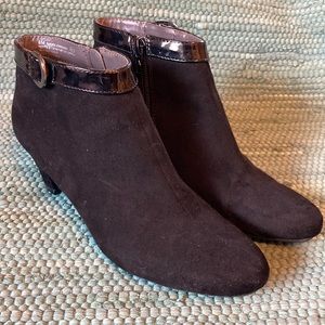 Like new A2 Heelrest by Aerosoles